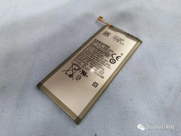 续航方面,三星GALAXY K zoom配备了一块2430mAh的可拆卸锂电池,虽然电池容量不算太大,但得益于处理器的低功耗设计,手机在日常使用中的续航表现还是相当不错的,电池可拆卸的设计也方便了用户随时更换电池,确保长时间使用的需求。