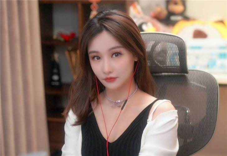 Miss 作为一位优秀的电竞主播,在直播平台和直播地点方面都有着自己独特的风格和特点,她通过不断努力和创新,为粉丝们带来了无数精彩的直播内容,无论是在哪个平台直播,还是在哪个直播地点,她都能成为焦点,吸引着众多粉丝的关注和喜爱,相信在未来,Miss 还会继续在电竞直播领域发光发热,为粉丝们带来更多的惊喜和感动。