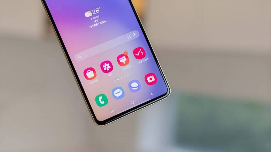 三星Galaxy A9 Pro搭载了一块6.0英寸1920x1080分辨率的Super AMOLED屏幕,这块屏幕不仅色彩鲜艳、对比度高,还具备广色域和出色的黑色表现,Super AMOLED屏幕的自发光特性使得A9 Pro在显示黑色时几乎不发光,从而实现了完美的黑场控制,避免了LCD屏幕常见的漏光问题。