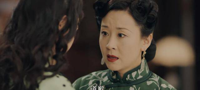 易钟秀在感情上也经历了诸多波折,她先是爱上了一位富家公子,但后来发现对方并非真心对待她。