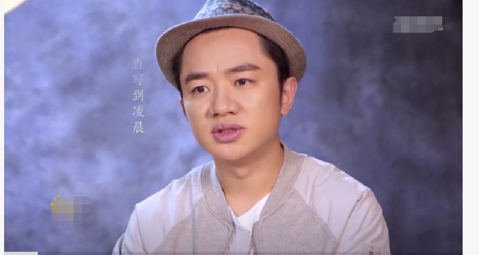 除了在电影中的表现,王祖蓝在综艺节目中的表现也同样出色,他凭借着自己的幽默和才华,成为了许多综艺节目的常客,在节目中,他总能以各种方式逗乐观众,同时也展现出了他真实、可爱的一面。