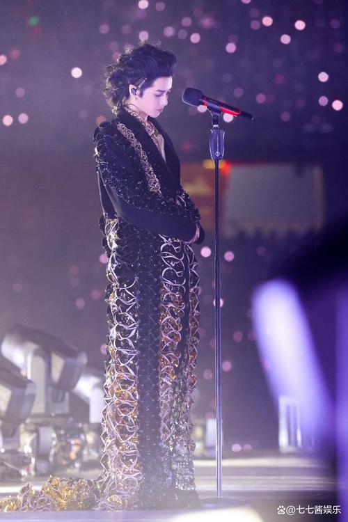 华晨宇,这位才华横溢的音乐人,一直以来都以他独特的音乐风格和极具感染力的舞台表现征服着观众,在六一惊奇夜的舞台上,他更是将自己的魅力发挥到了极致。