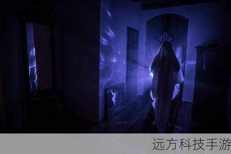 这一集中有一个场景令人印象深刻,韩灵独自坐在黑暗的房间里,灯光昏暗,她的眼神中透露出无尽的哀伤,她回忆起与肖然过往的点点滴滴,那些甜蜜的瞬间如今却如同幻影般遥远,而肖然,在外面的世界中忙碌奔波,被商业的事务和人际关系所缠绕,他忽略了韩灵内心的渴望与呼唤,这种对比,让观众深刻地感受到了他们之间情感的裂痕在逐渐扩大。