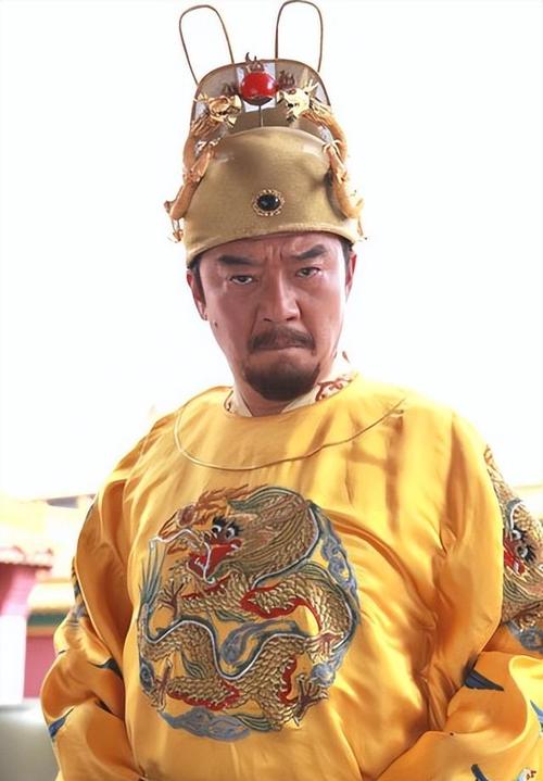 剧中的其他人物也在这一集中展现出了各自的挣扎与抉择,刘元,曾经与肖然一同打拼的兄弟,如今却在自己的人生道路上徘徊,他的爱情、事业都遭遇了挫折,而他在面对这些困难时的迷茫与无奈,也让观众看到了生活的残酷一面,陈启明,看似找到了自己的幸福,却也在家庭和事业之间苦苦挣扎,他的故事反映出了许多人在现实生活中面临的困境,如何在责任与自我之间找到平衡。
