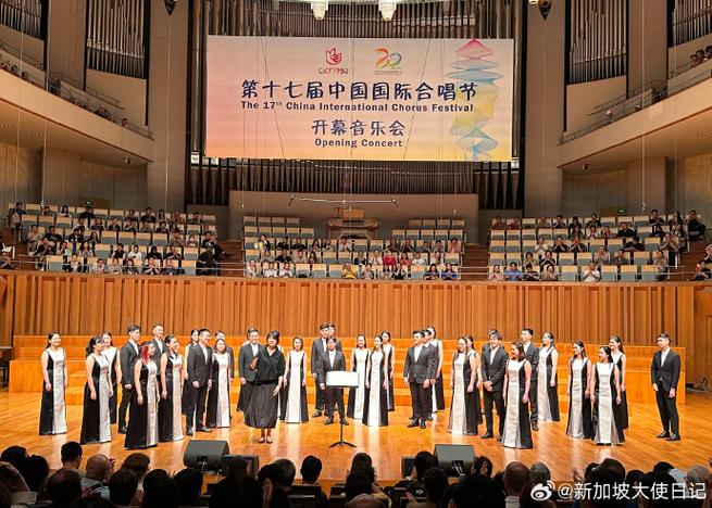 希望每一位观众都能在“中国新歌声第三季 20180817”中找到属于自己的音乐感动和快乐,让我们一起沉浸在音乐的海洋中,享受这场音乐盛宴带给我们的美好体验,无论是在节目现场还是在屏幕前,让我们共同为选手们加油助威,见证他们追逐梦想的每一步。