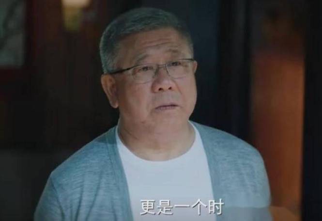 该剧一共 32 集,每一集都充满了惊险与挑战,故事主要讲述了一群性格迥异的年轻军人,在排雷这一充满危险与未知的领域中,不断成长、拼搏的历程,剧中的主角们面临着各种艰难险阻,从复杂的雷场环境到内心的挣扎与困惑,他们都毫不退缩,用自己的勇气和智慧去战胜一切。