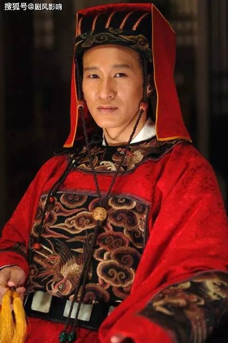 当我们深入探究淮文对卢宝磊这个角色的塑造时,不得不赞叹他的精湛演技和对角色的深刻理解,卢宝磊在剧中是一个有着复杂内心世界和丰富情感层次的人物,他身处无间的漩涡之中,面临着忠诚与背叛、正义与邪恶的艰难抉择,淮文通过细腻而精准的表演,将卢宝磊的挣扎、矛盾和内心的坚守展现得淋漓尽致。