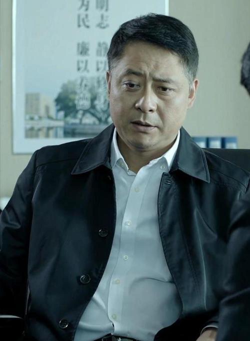 回顾淮文在《无间》中的表现,我们不难发现他的成长和进步,从最初的青涩到后来的成熟,他在表演上的提升是显而易见的,这种成长不仅来自于他自身的努力,也来自于他对表演艺术的不断探索和追求。