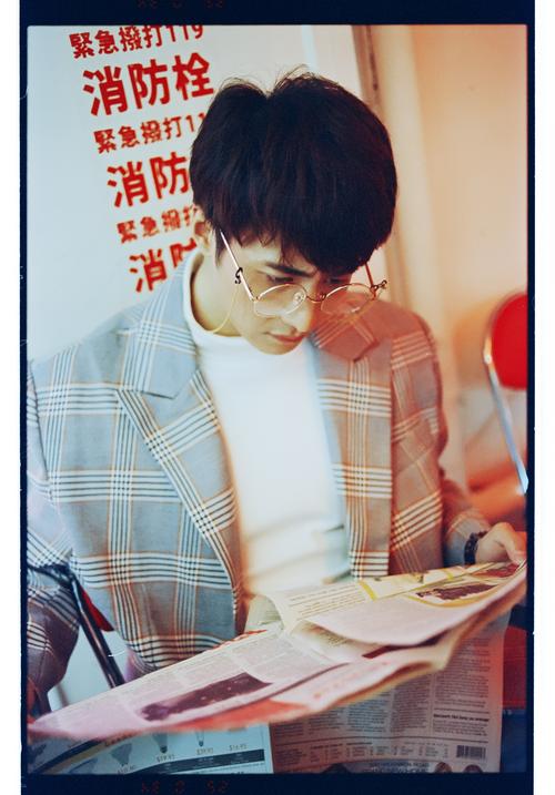 无间卢宝磊的扮演者淮文,他的演艺之路值得我们期待和关注,他用自己的表演为我们打开了一扇通往无间世界的大门,让我们感受到了其中的酸甜苦辣,让我们共同祝愿淮文在未来的演艺生涯中一帆风顺,继续为我们展现他的无限魅力和才华。