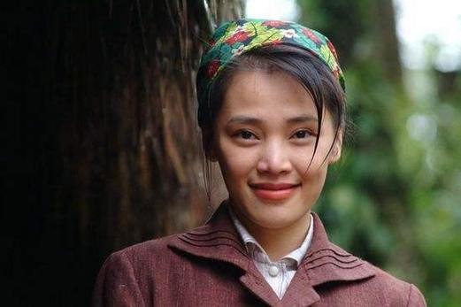 回顾丁美婷的演艺生涯,我们可以看到她一路走来的坚持和努力,她在众多影视作品中都有着出色的表现,每一次的演出都是她演技的沉淀和提升,无论是饰演主角还是配角,她都全力以赴,用自己的实力赢得了观众的认可和喜爱。