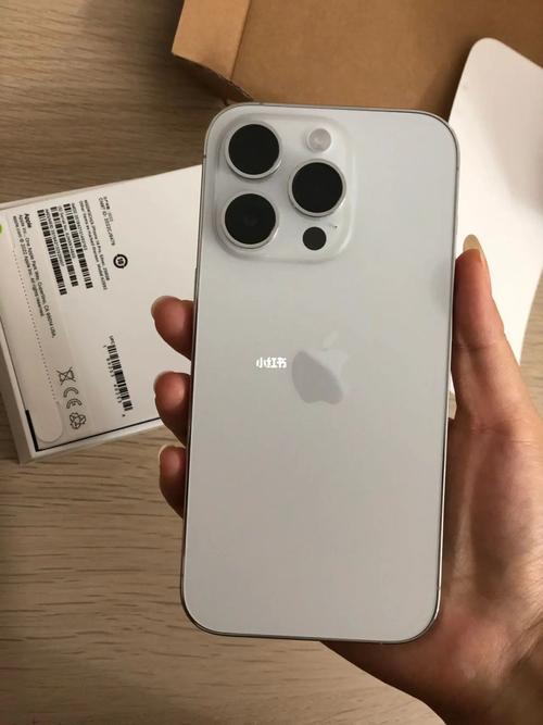 在摄影功能方面,iPhone 4S同样表现出色,它配备了800万像素的后置摄像头,支持自动对焦和LED闪光灯,能够拍摄出清晰、细腻的照片,虽然与当今动辄几千万像素的旗舰手机相比,iPhone 4S的像素数显得有些“寒酸”,但凭借其出色的算法优化和色彩还原能力,它依然能够拍摄出令人满意的照片,iPhone 4S还支持1080p高清视频录制,让用户能够轻松记录生活中的每一个精彩瞬间。