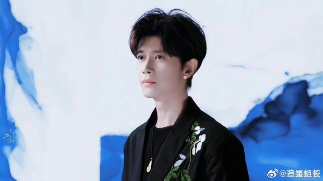 让我们一起期待任嘉伦在演艺道路上的更多精彩表现,期待他带给我们更多的惊喜和感动,让我们一起跟随他的脚步,走进一个个充满魅力的角色世界,共同感受表演艺术的无穷魅力,陆炎只是他众多精彩演绎中的一个,而任嘉伦的演艺之路还将继续闪耀光芒。
