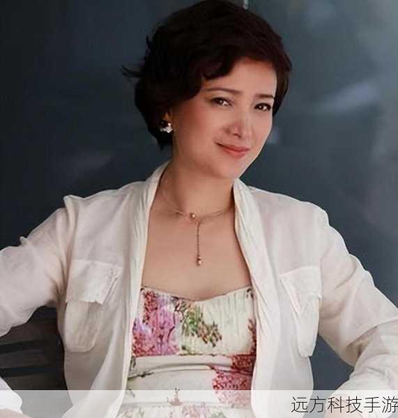 何晴,这个在中国演艺界具有独特地位的名字,承载着多年来的艺术沉淀与才华展现,她的演艺生涯犹如一部丰富多彩的长篇画卷,每一笔都勾勒出她对表演的热爱与执着。
