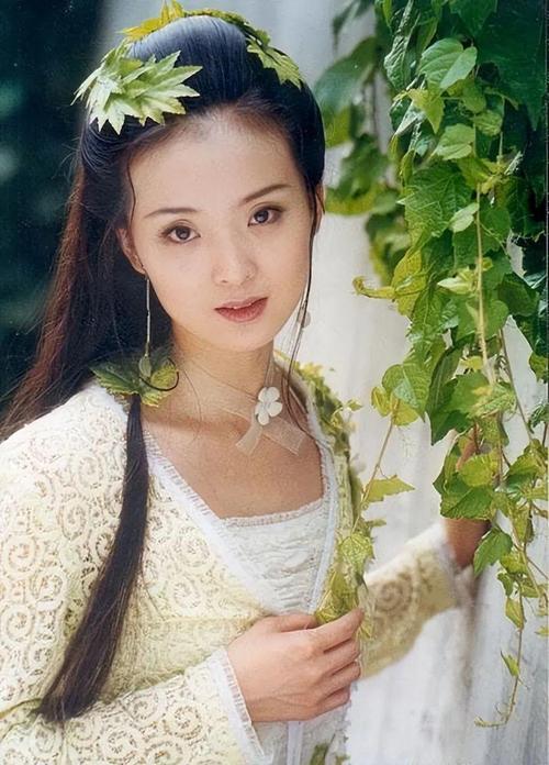 回顾何晴的演艺经历,我们可以看到她在众多经典作品中的出色表现,她曾经在某部古装剧中,将一位古代女子的婉约与深情演绎得淋漓尽致,让观众为之动容;而在另一部现代题材作品中,她又成功塑造了一个充满个性与魅力的都市女性形象,展现了她的多面演技。