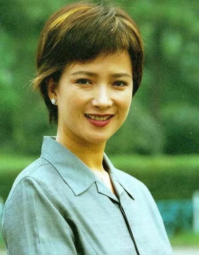 何晴的艺术成就不仅仅在于她的表演,还在于她对中国演艺事业的贡献,她以自己的才华和努力,为后辈演员树立了榜样,激励着他们在演艺道路上不断前行,她的存在证明了,只有对表演抱有真诚的热爱和不懈的追求,才能在这个竞争激烈的行业中脱颖而出。