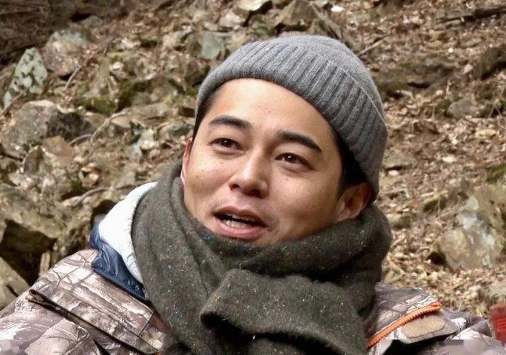 而在朱锐的演艺生涯中,扮演穆童无疑是一次重要的经历和挑战,她凭借着自己的努力和才华,成功地塑造了这个令人难以忘怀的角色,这也让她在观众心目中的地位更加稳固,成为了众多粉丝追捧的对象。