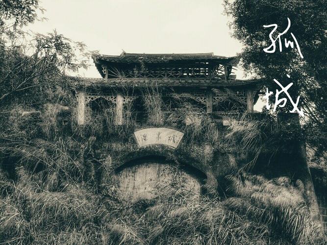当我们回首这座小城的故事时,穆童的形象会立刻浮现在脑海中,那是朱锐赋予她的生命和灵魂,让她在我们的记忆中永远鲜活,无论是在小城里的哪一个角落,穆童都仿佛在那里,继续着她的故事,而朱锐的表演也将永远被铭记在观众的心间。