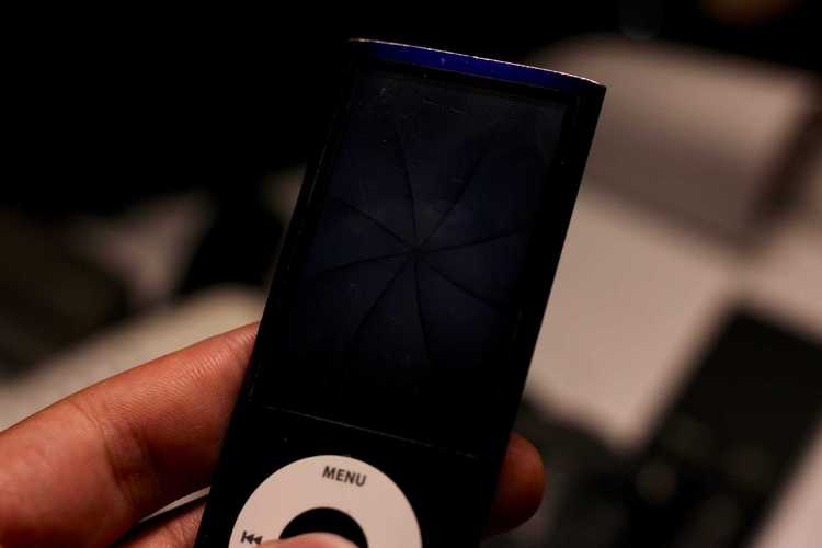 iPod nano5代不仅仅是一款摄像设备,它更是一款集音乐播放、视频观看与摄像功能于一体的多媒体终端,在拍摄之余,用户还可以享受高品质的音乐体验,通过内置的耳机或连接外部音响,沉浸在美妙的旋律之中,这种音乐与摄像的完美结合,让用户在享受创作乐趣的同时,也能感受到生活的美好与和谐。