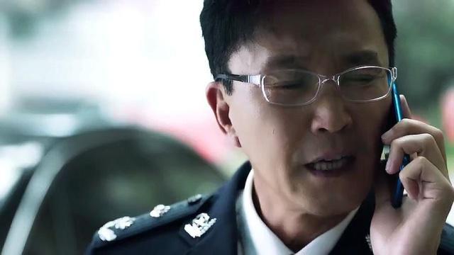 李飞继续执着地追寻着真相,他对塔寨村的怀疑愈发加深,在调查过程中,他与蔡永强等同事紧密合作,试图找到突破口,林宗辉在塔寨村的处境越发艰难,他内心的挣扎也表现得更加明显。