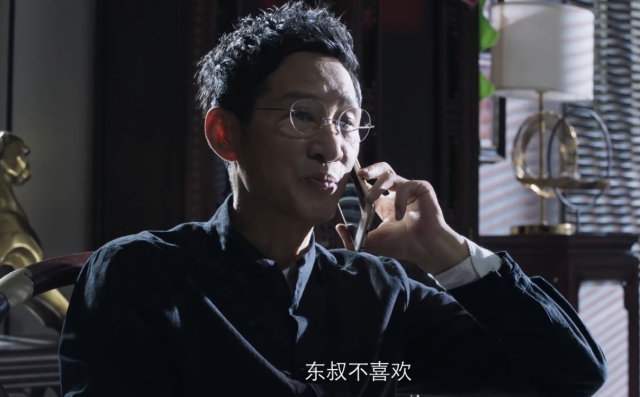 在本集的高潮部分,李飞和他的同事们与林耀东的手下展开了一场激烈的追逐和搏斗,紧张的气氛让人几乎喘不过气来,每一个情节的转折都扣人心弦。