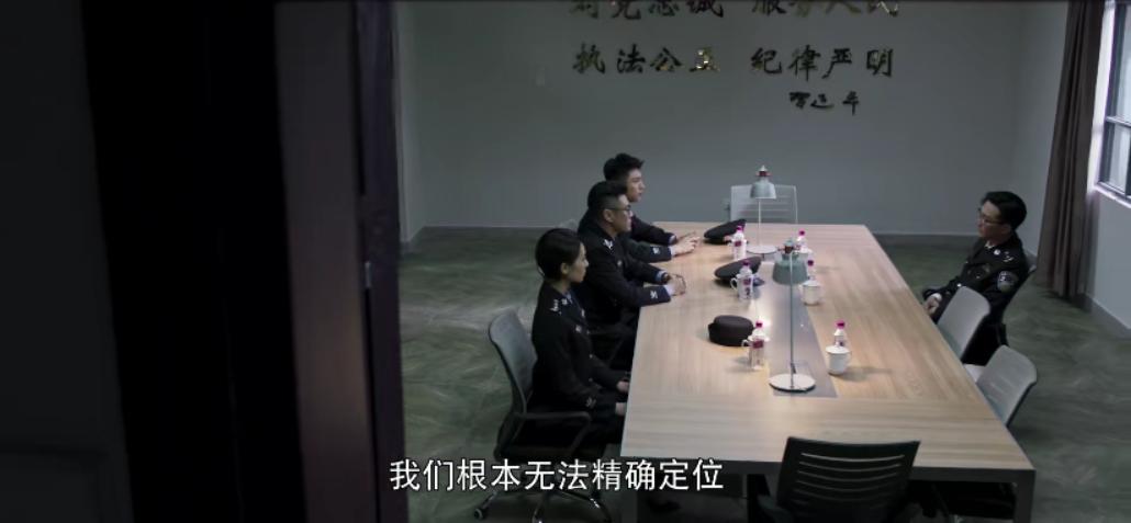这一集中,人物之间的情感纠葛也十分复杂,李飞与父亲的关系、马云波与妻子的情感等,都为剧情增添了许多温情的元素。