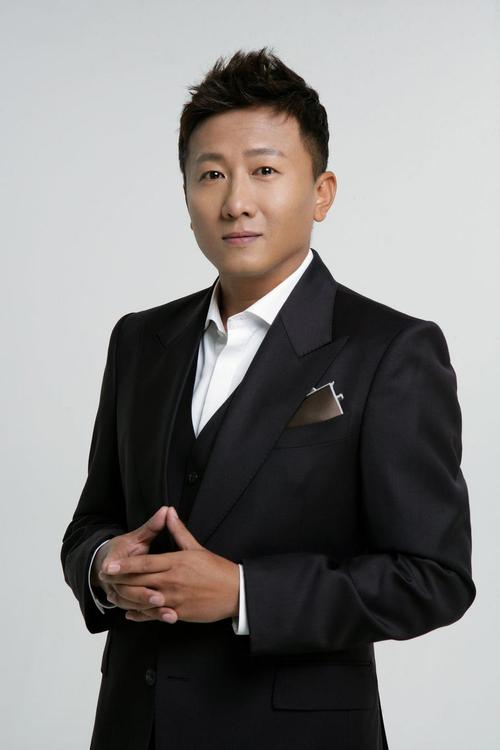房子斌,这个名字或许对于一些观众来说并不陌生,他是一位经验丰富且才华横溢的演员,多年来在演艺界默默耕耘,塑造了众多令人难忘的角色,他的表演风格细腻而真实,能够准确地捕捉到角色的内心世界和情感变化,在饰演许宝来时,他更是将自己完全融入到角色中,展现出了许宝来的善良、朴实、勤劳以及面对生活种种挑战时的坚韧与无奈。