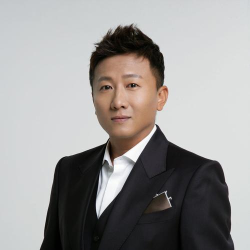 许宝来是一个平凡的人物,但在房子斌的演绎下,他变得生动而鲜活,我们可以看到他在家庭中的责任与担当,对姐姐们的关心和爱护;也能看到他在工作中的努力和坚持,为了生活不断拼搏的身影,房子斌通过自己的表演,让观众们能够感同身受,体会到许宝来的喜怒哀乐,仿佛他就是我们身边的一个普通人。