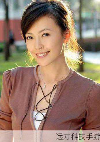 何小南(歌洋 饰):何小西的妹妹,她追求浪漫和爱情,但在感情道路上也遭遇了不少挫折。