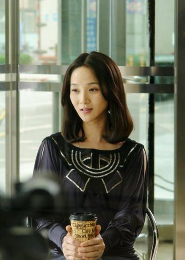 在《娘家的故事 4》中,这些人物的命运相互交织,他们在家庭、爱情、事业等方面都面临着各自的挑战和抉择,他们的故事不仅展现了家庭生活中的喜怒哀乐,也反映了现实社会中人们所面临的种种问题,观众们在跟随剧情的同时,也能从这些人物身上看到自己或身边人的影子,引发对家庭、亲情、爱情等话题的深入思考。