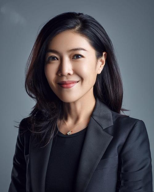 这部剧主要讲述了旅游体验师郑楚和霸道女总裁苏芒之间浪漫而曲折的爱情故事,苏芒是一个职场女强人,因丈夫不能生育,在婆婆的要求下瞒着丈夫到国外做了人工受孕,然而婚姻却遭遇变故,离婚后的苏芒回国发展,担任某旅游集团的高管,郑楚则是一个阳光帅气、善良正直的旅游体验师,在工作中与苏芒产生了诸多交集和摩擦。