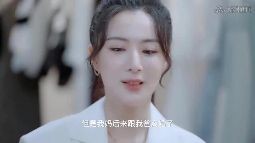 第一集开篇便展现了苏芒离婚后回国的场景,她带着身孕开始了新的生活,郑楚在工作中遭遇困境,但他凭借着自己的努力和才华逐渐崭露头角,两人的初次相遇并不愉快,苏芒的强势和郑楚的坚持形成了鲜明的对比。