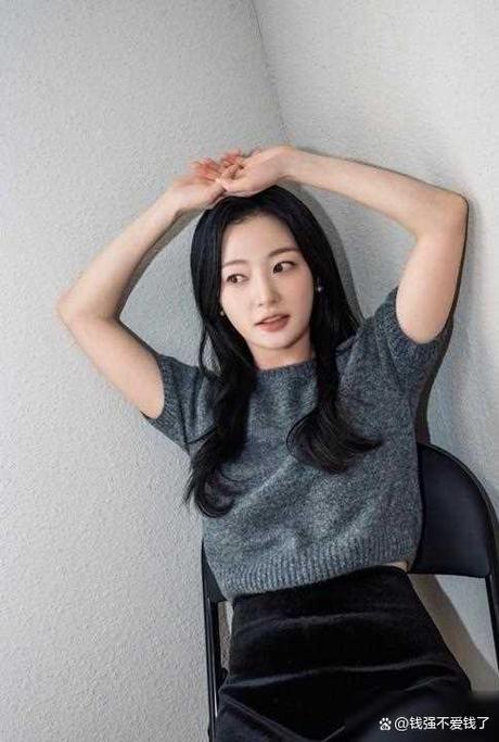 韩胜妍通过扮演张玉贞崔氏,展现了自己在演艺事业上的无限潜力,她的出色表现不仅赢得了观众的喜爱和认可,也为她自己赢得了更多的机会和挑战,她用实力证明了自己不仅仅是一位歌手,更是一位优秀的演员。