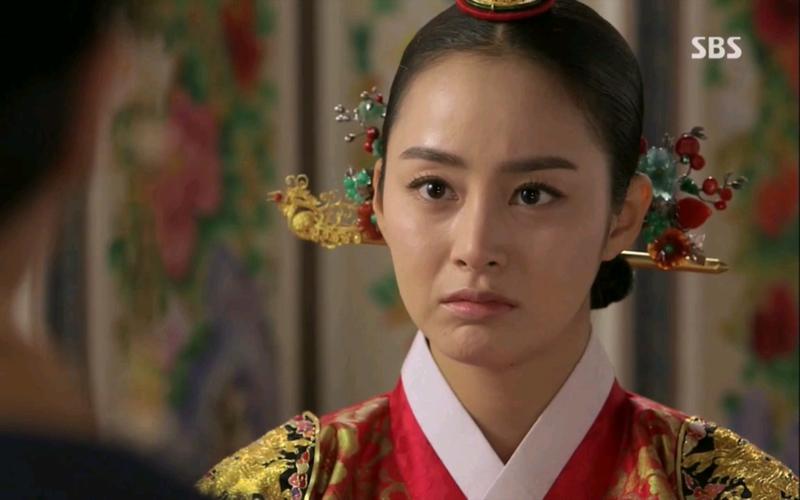 韩胜妍在《张玉贞,为爱而生》中扮演的张玉贞崔氏是一个令人难以忘怀的角色,她通过自己的努力和才华,成功地塑造了这个角色,为观众带来了一场视觉和听觉的盛宴,这部剧也让我们看到了韩国影视行业的繁荣和发展,以及艺人们的不懈努力和追求,希望韩胜妍在未来的演艺生涯中能够继续发光发热,为我们带来更多优秀的作品和精彩的表演,让我们一起期待她未来的表现,相信她一定会给我们带来更多的惊喜和感动,在韩国影视的舞台上,韩胜妍将继续书写属于自己的辉煌篇章。