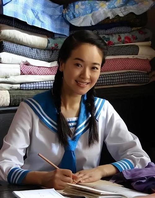 除了在《爷们儿》中的出色表现，左小青在其他作品中也展现了非凡的演技，她在不同类型的剧目中自如切换，无论是古装剧、现代剧还是年代剧，都能完美诠释出角色的特质，她的表演风格既可以细腻温婉，也可以大气磅礴，具有很强的可塑性。
