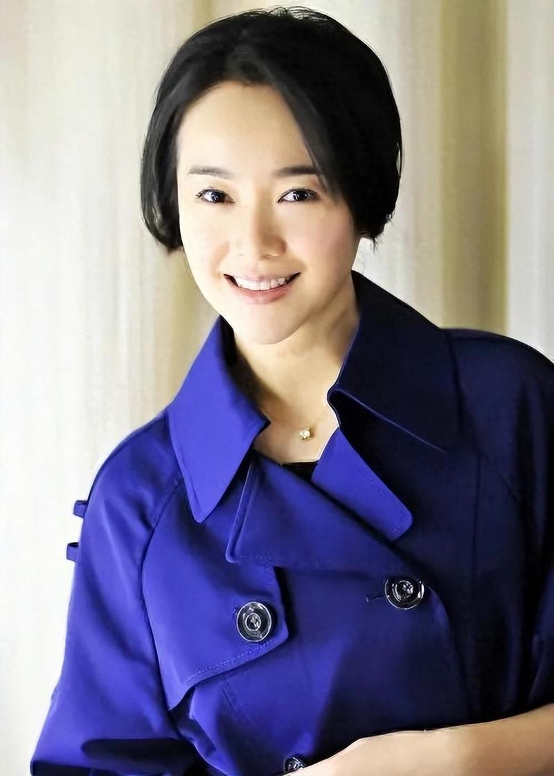 回顾左小青的演艺生涯，我们可以看到她一路走来的坚持和努力，她从一个初出茅庐的演员，逐渐成长为备受认可的实力派，在这个过程中，她经历了无数的挑战和困难，但始终没有放弃对表演的热爱和追求。