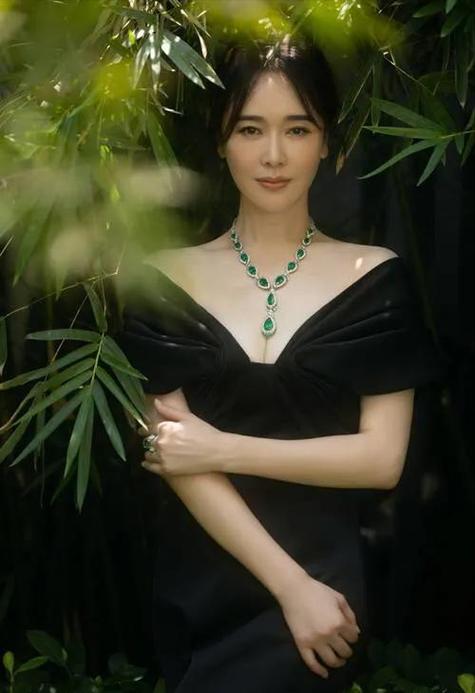 左小青的成功不仅仅在于她的演技，还在于她的个人魅力，她有着优雅的气质和亲和力，让人们在欣赏她的表演的同时，也对她本人产生了深厚的好感，她在生活中也是一个非常低调、真实的人，不追求