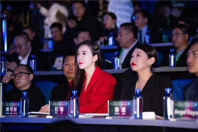 而评委团的点评也是节目中的一大亮点,他们都是业内的资深人士,拥有丰富的经验和敏锐的洞察力,他们的点评不仅能够指出演员表演中的优点和不足之处,还能够给予专业的建议和指导,对于演员来说,这是一次难得的学习和成长的机会;对于观众来说,这也是一次了解表演艺术、提升审美水平的过程。