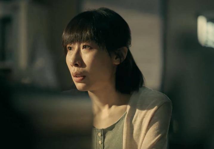 《亲爱的小孩》第 1 集为整部剧奠定了坚实的基础,它以一个家庭为切入点,深入探讨了生育、婚姻、家庭等重要话题,通过方一诺和肖路的故事,让我们看到了现实生活中许多家庭所面临的问题和挑战,这不仅是一部关于家庭的剧,更是一部关于人性、情感和责任的剧,它让我们思考,在面对生活的种种困难时,我们应该如何坚守自己的信念,如何在家庭和个人之间找到平衡,如何成为一个更好的父母和伴侣,这一集的精彩剧情和深刻主题,相信会让观众在观看之后产生深深的共鸣和思考,随着剧情的发展,我们期待看到方一诺和肖路在成长和改变的过程中,如何化解矛盾,如何共同为孩子创造一个美好的未来,也期待看到剧中其他角色的故事和发展,他们将如何影响方一诺和肖路的生活,又将给这个家庭带来怎样的变化。《亲爱的小孩》无疑是一部值得我们深入关注和探讨的优秀作品。