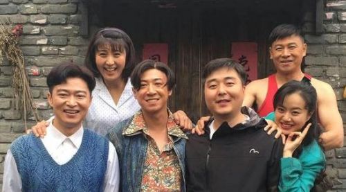 在当今这个快节奏的社会中,《俺娘田小草》这样的作品显得尤为珍贵,它让我们在忙碌的生活中停下脚步,去感受那份来自家庭和亲情的温暖,它让我们明白,生活中最重要的不是金钱和物质,而是人与人之间的情感和关爱。