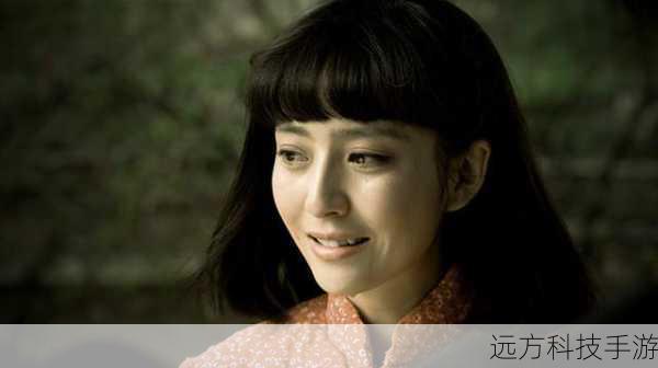 在剧中的许多场景中,佟丽娅都展现出了出色的表演能力,比如在田润叶决定嫁给李向前的那场戏中,佟丽娅通过面部表情和肢体语言,将田润叶内心的矛盾和痛苦展现得十分逼真,她的眼泪、她的沉默,都让观众感受到了她的绝望和无奈。