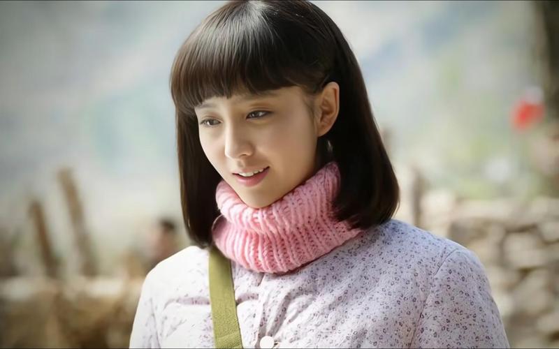 《平凡的世界》之所以能够成为经典,离不开佟丽娅等一众优秀演员的精彩演绎,他们用自己的表演,让观众看到了那个年代的生活百态和人性的复杂,而佟丽娅饰演的田润叶,更是成为了观众心中难以忘怀的经典形象。