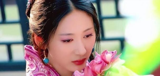 回顾佟丽娅在《平凡的世界》中的表演,我们不得不感叹她的演技之精湛,她让我们看到了一个平凡而又伟大的田润叶,让我们感受到了那个年代的爱情、亲情和友情,她的表演不仅给观众带来了视觉和听觉上的享受,更让我们对生活、对人性有了更深的思考。