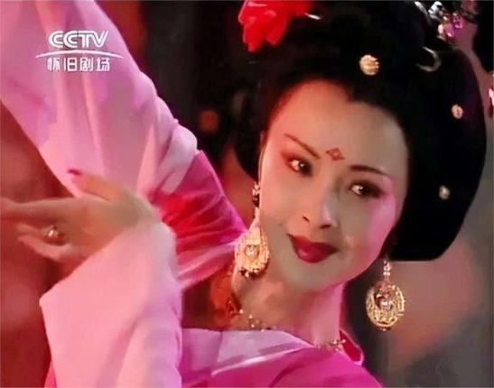 而杨贵妃作为剧中的女主角,她的命运同样令人唏嘘,她从一个普通的女子成为了唐明皇最宠爱的妃子,享尽了荣华富贵,但最终却在动乱中香消玉殒,她的美丽、善良和无奈都让观众对她产生了深深的同情和喜爱。