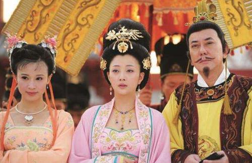 除了唐明皇和杨贵妃,剧中的其他角色也都各具特色,例如唐明皇的儿子们,他们为了争夺皇位而不择手段,展现出了人性的丑恶;而一些忠诚的大臣们则为了国家的利益而尽心尽力,体现了高尚的品德,这些角色的存在丰富了剧情,也让观众对那个时代的社会有了更全面的了解。