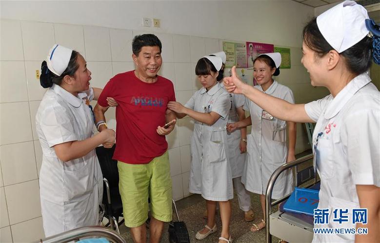 这一集还展现了医院里其他医生和护士的工作日常,他们在各自的岗位上默默奉献,为患者提供着优质的医疗服务,他们的故事虽然平凡,但却充满了感动和力量。