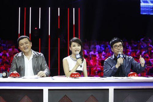 节目中的评委和嘉宾们也为节目增添了不少亮点,他们凭借着专业的眼光和丰富的经验,给予女神们中肯的评价和宝贵的建议,他们的互动和交流,让整个节目充满了趣味和看点。