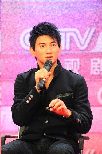 吴奇隆对段平的演绎不仅仅是外在形象的塑造,更是对角色灵魂的深入挖掘,他让段平这个角色有血有肉,富有层次感,观众们在欣赏剧情的同时,也会被吴奇隆的表演所吸引,情不自禁地沉浸在段平的世界里。