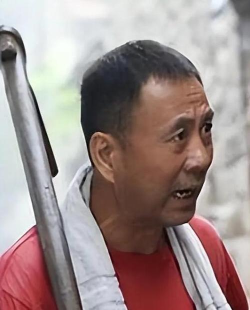 吴奇隆通过段平这个角色,向观众们证明了他在演艺事业上的无限可能,他的表演不仅仅是一种艺术呈现,更是对观众情感的一种触动,无论是段平的机智勇敢,还是他的柔情细腻,都在吴奇隆的演绎下变得栩栩如生。