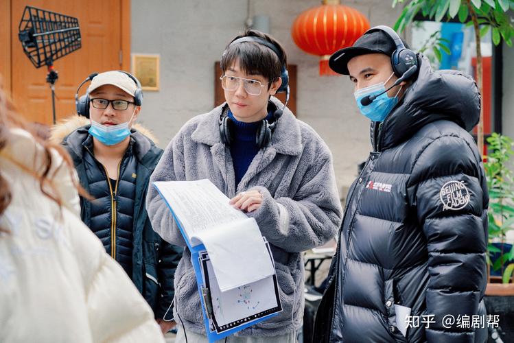 《刑名师爷》的成功也离不开整个制作团队的努力,从编剧到导演,从服装道具到后期制作,每一个环节都精益求精,为吴奇隆的表演提供了有力的支持。