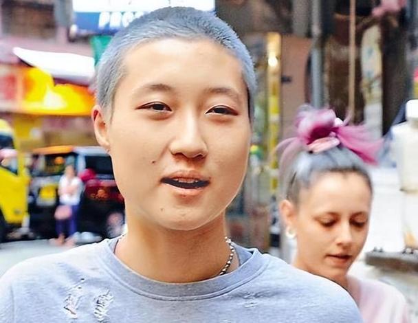 小宝是老罗的女儿,她与父亲老罗之间有着复杂而深厚的情感,刘浩存清新自然的表演,很好地诠释了小宝内心的矛盾与成长,她一方面对父亲的职业和生活方式感到不解和担忧,另一方面又深爱着父亲,在逐渐理解父亲的过程中,她也完成了自我的蜕变和成长。